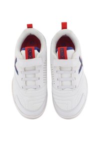 Zapatillas deportivas blancas con un upper sintético texturizado, que presentan acentos en rojo y azul marino, cierre de cordones y perforaciones para la transpirabilidad.