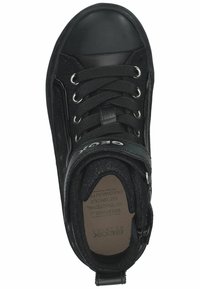 Zapatilla alta negra con parte superior texturizada, con acentos de purpurina, puntera redonda, cierre de cordones y tiras de velcro, y detalle de logo.