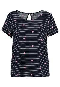 Haut à manches courtes bleu marine avec des rayures horizontales blanches et des motifs de cœurs roses dispersés, présentant une petite fermeture à lacer en forme de trou de serrure au niveau du col.