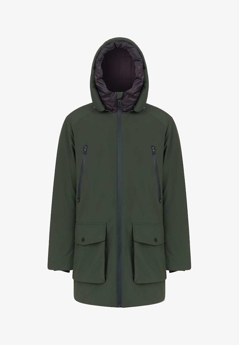 Ciemnozielona wodoodporna kurtka z kapturem, zapinana na zamek, z dwiema kieszeniami na zamek na piersi oraz dwiema kieszeniami z klapami z przodu. Gładka faktura.