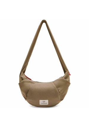 Sac d'épaule marron en forme de croissant avec une longue bandoulière et une petite étiquette rectangulaire portant l'inscription "UNIO x VISIONNAIRES" sur le devant.