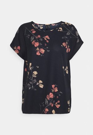 Blusa blu navy con motivo floreale, maniche corte, scollatura rotonda, con fiori rosa e crema e foglie verdi su un tessuto morbido.