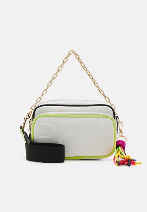 Weiße rechteckige Handtasche mit geprägten Buchstaben, schwarzem und neongrünem Besatz, goldener Kettenriemen, schwarzem Stoffriemen und buntem Quasten-Schlüsselanhänger.