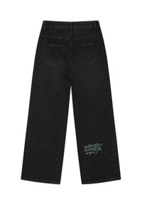 Zwarte jeans met wijde pijpen, twee achterzakken en lichtblauwe tekst "Don Ed Hardy designs" op het onderste gedeelte van het rechterbeen.
