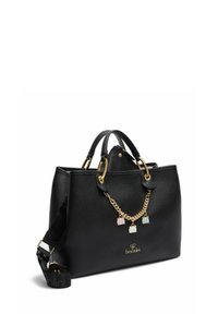 Borsa in pelle nera con design strutturato, hardware color oro, accenti in catena e dettagli in charm pastello. Include una tracolla regolabile.