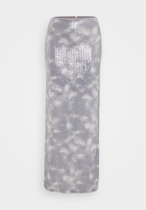 Larga falda gris de lentejuelas con un diseño de relieve texturizado y un suave patrón nublado. Presenta una silueta recta y un cierre de cremallera en la parte trasera.