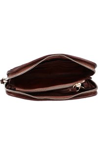 Portafoglio in pelle marrone, chiusura con zip, molteplici scomparti per carte, superficie liscia, scomparto interno, accessori in metallo di colore argento.
