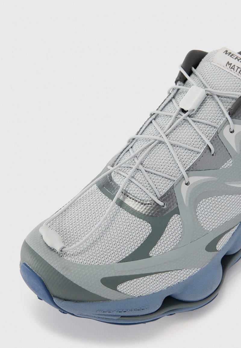 Szare buty sportowe z siateczkową cholewką, odblaskowymi akcentami oraz teksturowaną podeszwą środkową z niebieskimi detalami. Sznurowany design z pewnym zapięciem.