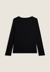 Maglietta nera a maniche lunghe con scollatura rotonda. Realizzata in tessuto liscio, presenta un design semplice senza fantasie o hardware visibili.