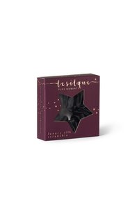 Czarna jedwabna gumka do włosów zapakowana w pudełko o kształcie gwiazdy, z ciemnofioletowym tłem i złotym tekstem oraz akcentami gwiazd.