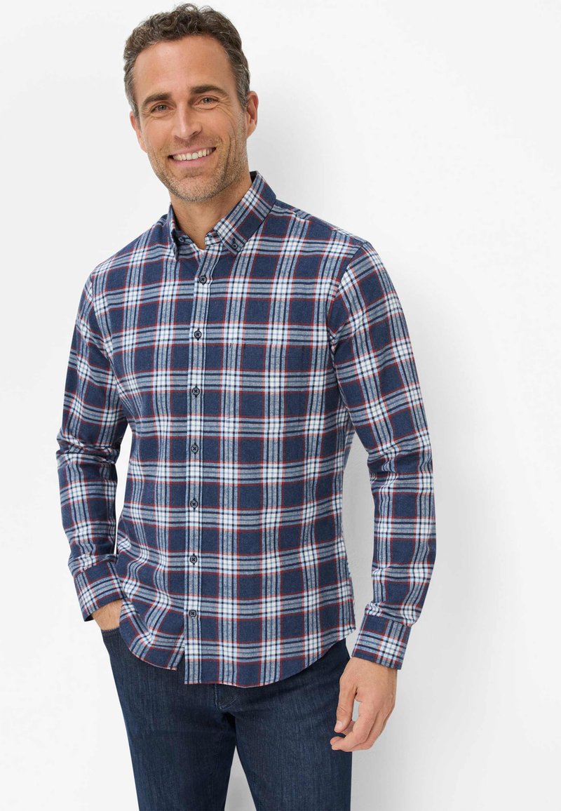 Kariertes Hemd in Marineblau, Weiß und Rot, mit Button-Down-Kragen, langen Ärmeln und einem leicht geschwungenen Saum. Weicher, karierter Stoff.