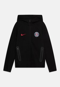 Felpa nera con zip e cappuccio, caratterizzata dal logo rosso Nike e dall'emblema del Paris Saint-Germain. Include due tasche anteriori con zip.
