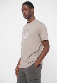 Armani Exchange Potiskana majica - driftwood