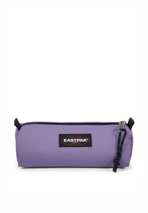 Trousse violette en tissu durable avec une fermeture éclair, ornée d'un patch logo Eastpak noir et d'une languette de fermeture éclair noire.
