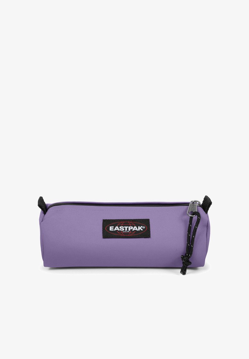 Trousse violette en tissu durable avec une fermeture éclair, ornée d'un patch logo Eastpak noir et d'une languette de fermeture éclair noire.