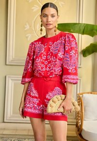 Love & Roses PRINTED BELTED - Šortai - red paisley