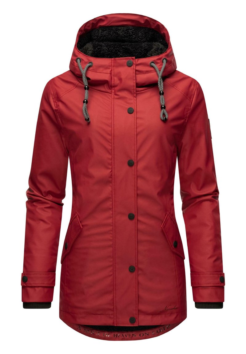 Veste imperméable rouge avec une doublure de capuche noire en fourrure, boutons-pression, capuche à cordon de serrage et poches latérales. Présente un ourlet arrière légèrement allongé.