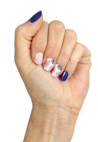 Conception d'ongles avec une finition mate bleue sur le pouce, du rose pâle et des motifs floraux sur les ongles du milieu, et une finition brillante sur l'auriculaire.