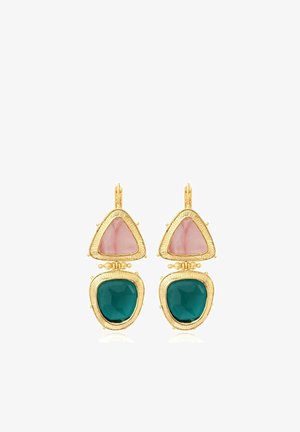 Boucles d’oreilles pendantes en or avec une pierre triangulaire rose en haut et une pierre verte plus grande, facettée et de forme irrégulière, en dessous.