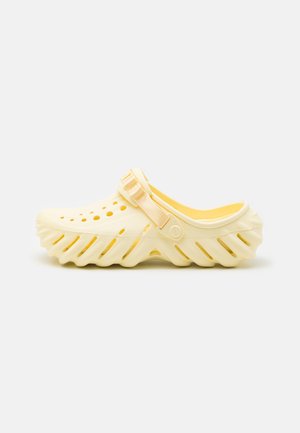 Crocs ECHO - Sandalias planas - buttercream