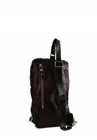 Zaino in pelle marrone con finitura strutturata, tracolla nera regolabile, cerniere argentate e tasca laterale per riporre oggetti.