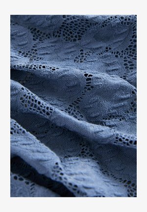 Modrý krajkový materiál s texturovaným květinovým vzorem, který má složité otevřené tkaní a jemné, delikátní splývání.