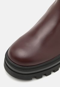 Calvin Klein Jeans LUGGED BOOT CHELSEA DRESS - Stivaletti - bitter chocolate/black