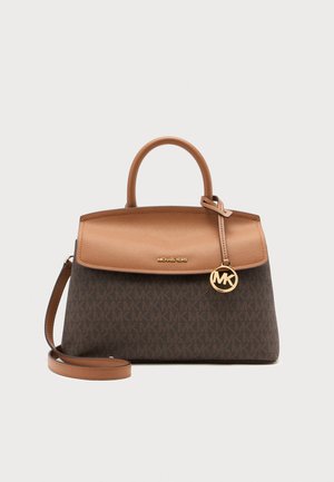 Sac à main Michael Kors marron avec poignée supérieure, bandoulière réglable et breloque logo MK dorée sur rabat texturé.