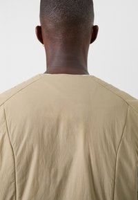 Rapha MENS INSULATED VEST - Vesta - tree house/dusky green