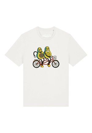 Deux avocats dessin animé souriants sur un vélo tandem rouge imprimé sur un t-shirt blanc à manches courtes.