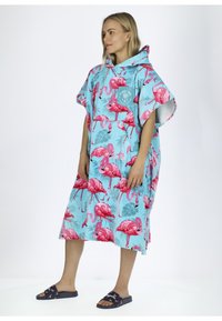 Hooded poncho in light blue, featuring pink flamingo and green leaf patterns. Soft fabric, loose fit, with a front pocket and short sleeves.