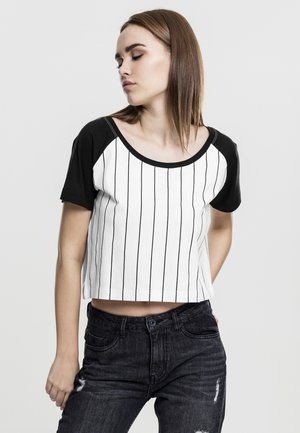 Gekürztes T-Shirt mit schwarzen Raglanärmeln, weißem Körper und vertikalen schwarzen Streifen. Weiches Baumwollmaterial mit rundem Halsausschnitt.