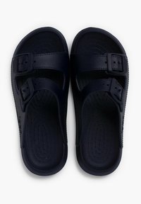 Sandali blu navy con due cinturini regolabili e fibbie, suole testurizzate e design aperto per una maggiore traspirabilità.