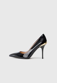 Črne lakirane usnjene čevlje z visokim petam in koni�častim nosom, z zlatim poudarkom na peti in gladko teksturo. Eleganten in eleganten dizajn.