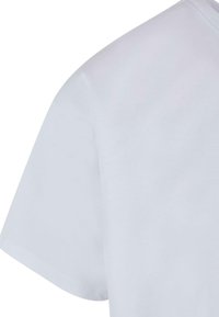 Hvid bomulds T-shirt med rund halsudskæring og korte ærmer, der har en glat tekstur uden tydelige mønstre eller pynt.