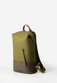 Zaino verde oliva con design a roll-top, base grigia, cerniera nera e manico in pelle marrone. Presenta una tasca laterale con cerniera.