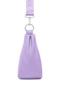 Violetti nahkalaukku, jossa on pyöreä pohja ja taitettu muotoilu. Varustettu hopeisella metalliosalla ja vastaavalla hihnalla.
