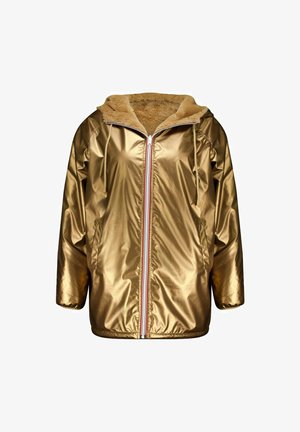 Veste à capuche dorée avec un extérieur brillant et lisse, dotée d'une douce doublure en polaire beige et d'une fermeture éclair sur le devant avec des accents rouge, blanc et bleu.