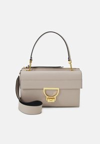 Beżowa skórzana torebka z ustrukturalizowanym klapkiem, złotym zapięciem, uchwytem u góry oraz odpinanym szerokim paskiem na białym tle.