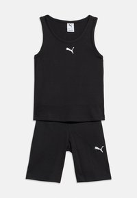 Μαύρο ριμπ αμάνικο τοπ και σορτς μέχρι τα γόνατα, σετ, με λευκό λογότυπο Puma στο κέντρο του τοπ και στο αριστερό μηρό των σορτς.