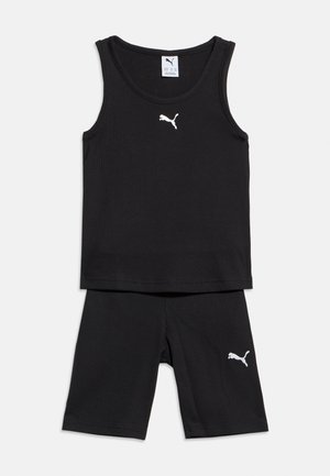 Ensemble composé d'un haut noir sans manches à côtes et d'un short longueur genou, avec le logo Puma blanc au centre du haut et sur la cuisse gauche du short.