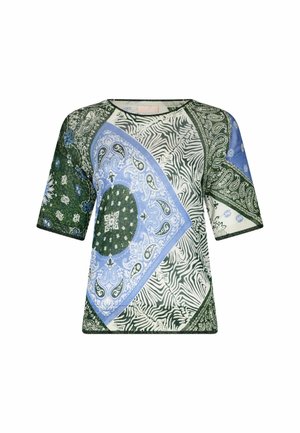 Haut à manches courtes présentant un mélange de motifs paisley verts et bleus, avec un col rond et des textures variées dans le design du tissu.