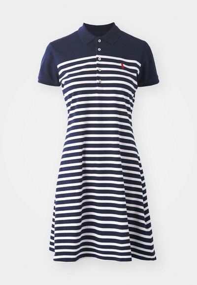 Navy ja valge triibuline polo kleit lühikeste varrukatega, nööpidega lips ja punane logo aktsent rinnal; A-linja kuju sujuva tekstuuriga.