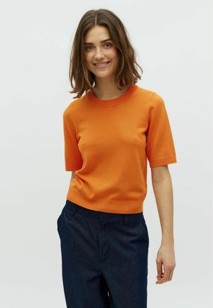 Top tricotat cu mânecă scurtă, de culoare portocalie, cu guler rotund, asortat cu pantaloni bleumarin. Culoare solidă, textură uniformă și design ajustat.