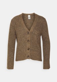 Ruskea ribbineulottu neuletakki V-aukkolla, viisi tummaa nappia edessä ja pitkät hihat, valmistettu teksturoidusta neulotusta kankaasta.