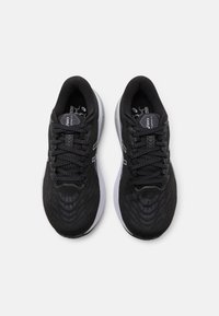 ASICS Cestná bežecká obuv - black/white