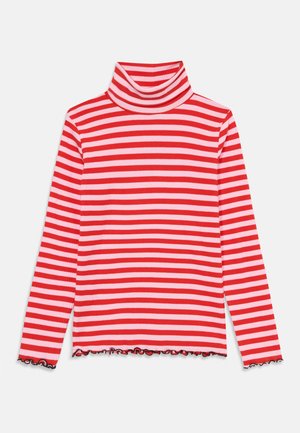 Haut col roulé rayé rouge et rose avec une texture côtelée, doté d'une finition froncée noire à l'ourlet et aux poignets. Manches longues.
