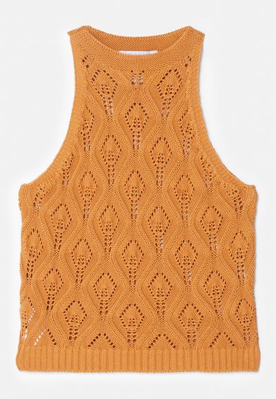 Orange stickad linne med diamantmönster, öppen väv och ribbad halsringning och fåll. Ingen ärm, lättvikt.