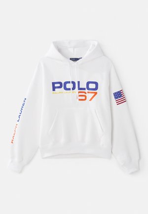Weißer Kapuzenpullover mit "POLO 67" in Blau und Orange, "RALPH LAUREN" in Blau auf dem Ärmel und einem Patch mit der amerikanischen Flagge.