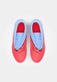 Czerwone i jasnoniebieskie buty sportowe z teksturowaną cholewką, wyraźnym sznurowaniem oraz wlotami wentylacyjnymi po bokach.